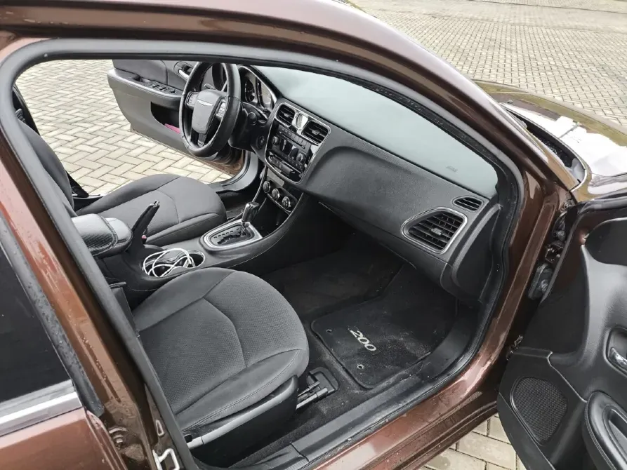 Chrysler 200 2013 an Bender Bender - fotografie 7