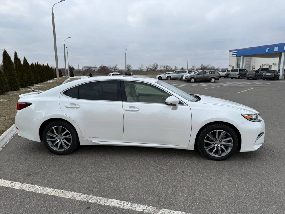Lexus ES300h 2016 Bender - fotografie 5