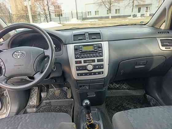 Toyota Avensis Verso 2004 an Bender Bender