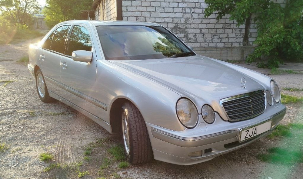 Mercedes E-Class 2001 an Bender Bender - fotografie 3