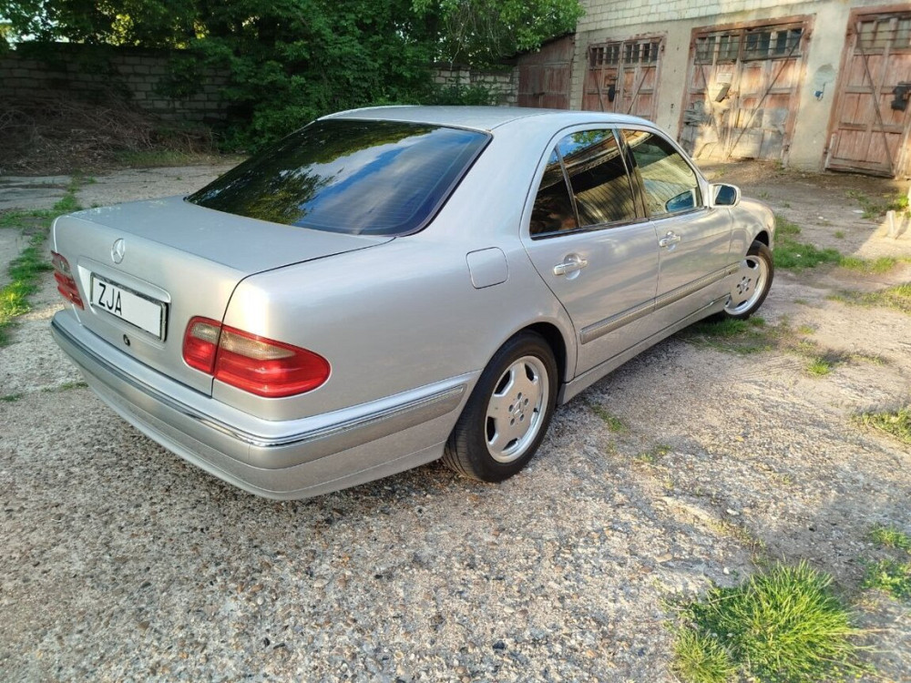 Mercedes E-Class 2001 an Bender Bender - fotografie 5