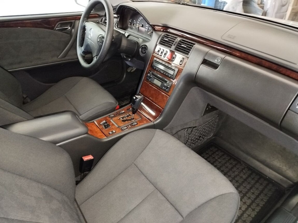 Mercedes E-Class 2001 an Bender Bender - fotografie 8