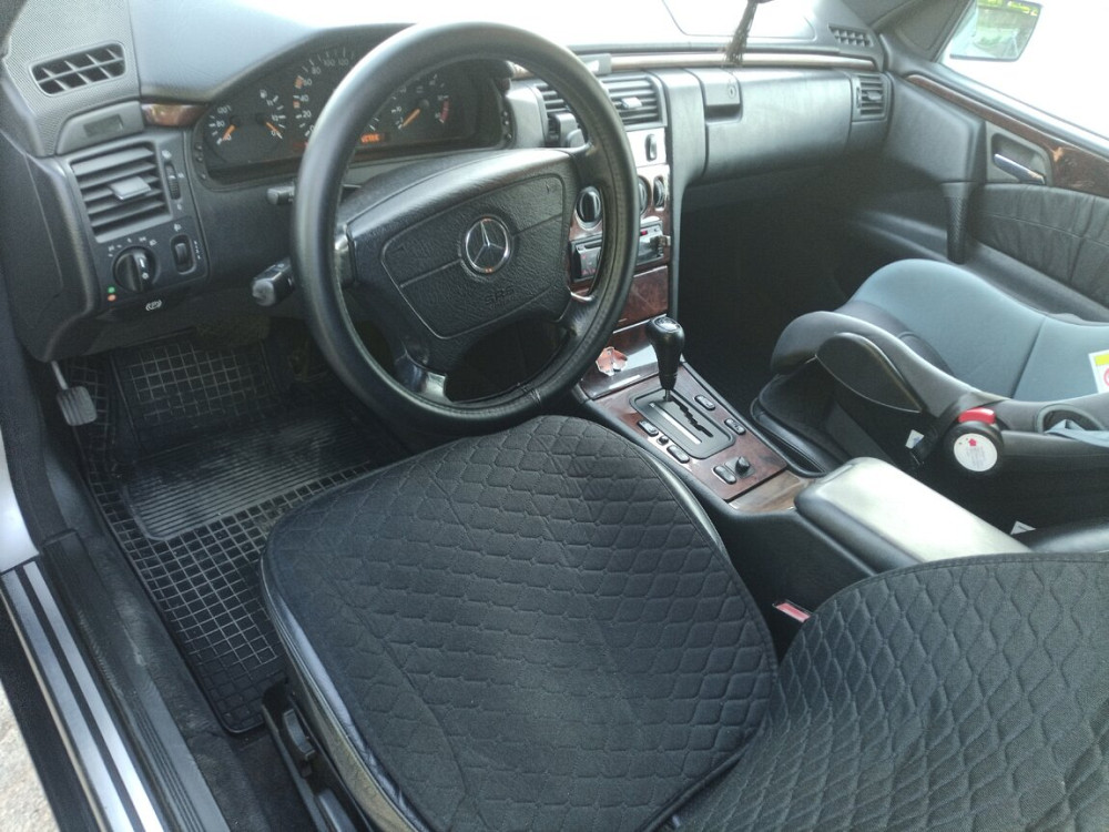 Mercedes E-Class 1997 год Парканы Parcani - fotografie 3