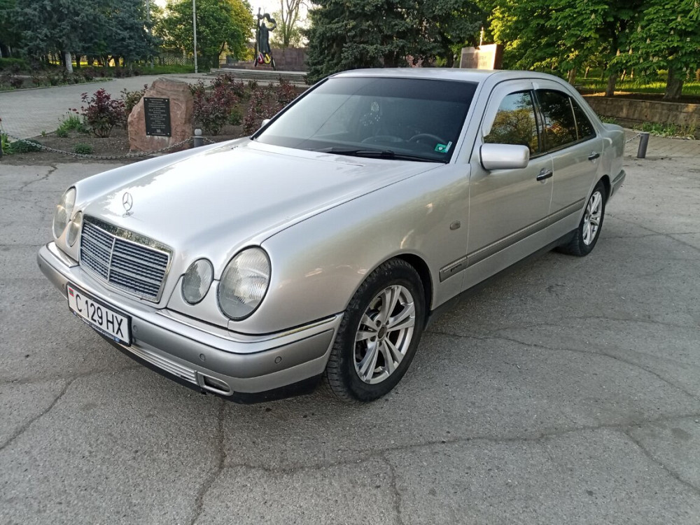 Mercedes E-Class 1997 год Парканы Parcani - fotografie 1