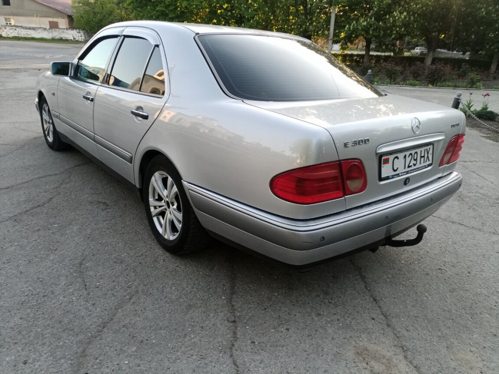 Mercedes E-Class 1997 год Парканы Parcani - fotografie 2