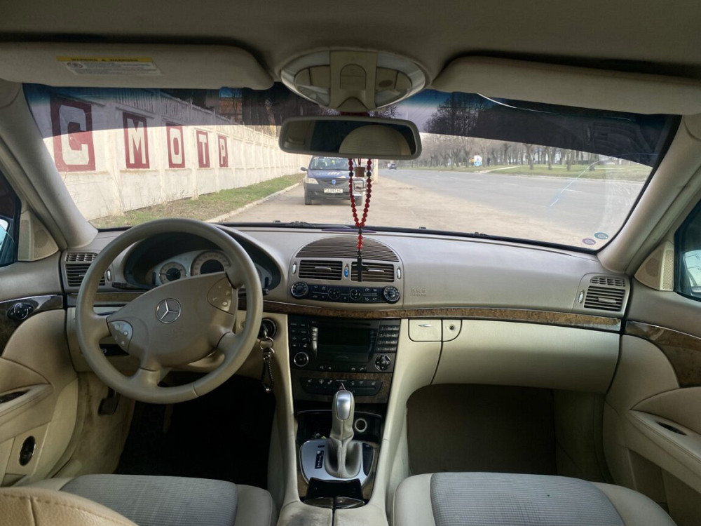 Mersedes-Benz W211 2.7 CDI avantgarde Bender - fotografie 4