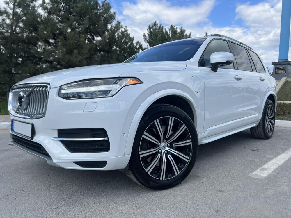 Volvo XC90 T8 Плагин-гибрид 2016 г. в белый жемчуг. Пробег 13 тыс. км. Резина - изображение 1