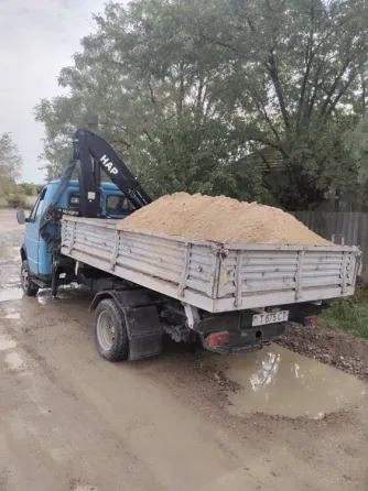Dump truck with a crane Parcani