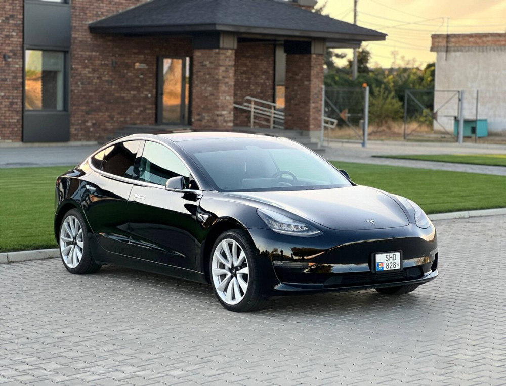 Продам Tesla Model 3, 2018 год выпуска, Запас хода: 400 км Тирасполь - изображение 1