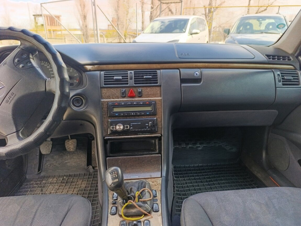 Mercedes E-Class 2000 an Bender Bender - fotografie 5