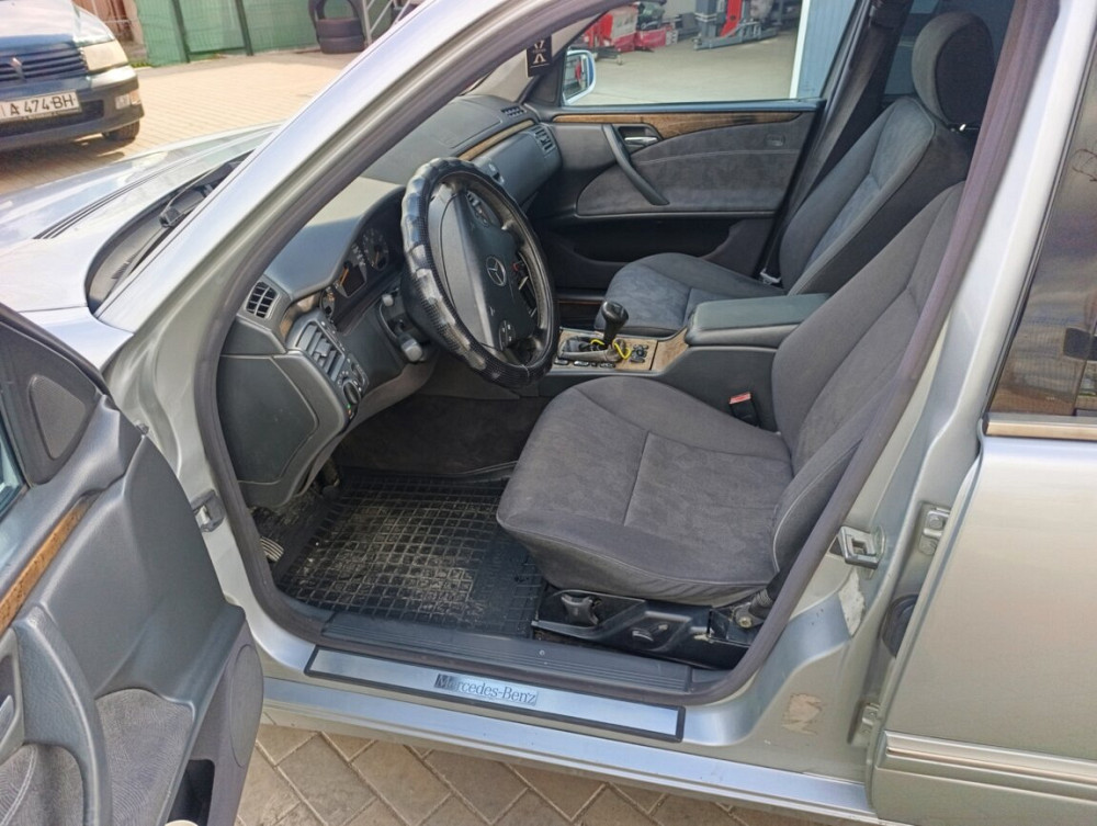 Mercedes E-Class 2000 an Bender Bender - fotografie 7