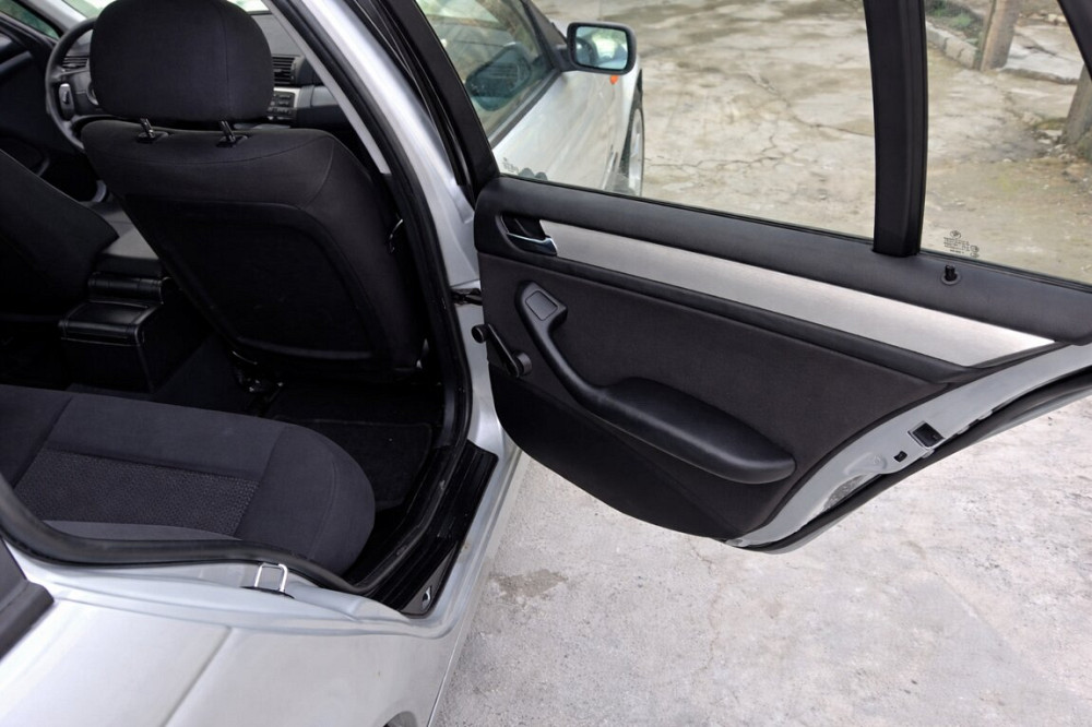 BMW seria 3 2004 an Bender Bender - fotografie 10