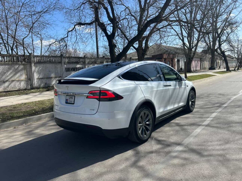 Tesla Model X 2016 an Tiraspol Tiraspol - fotografie 3