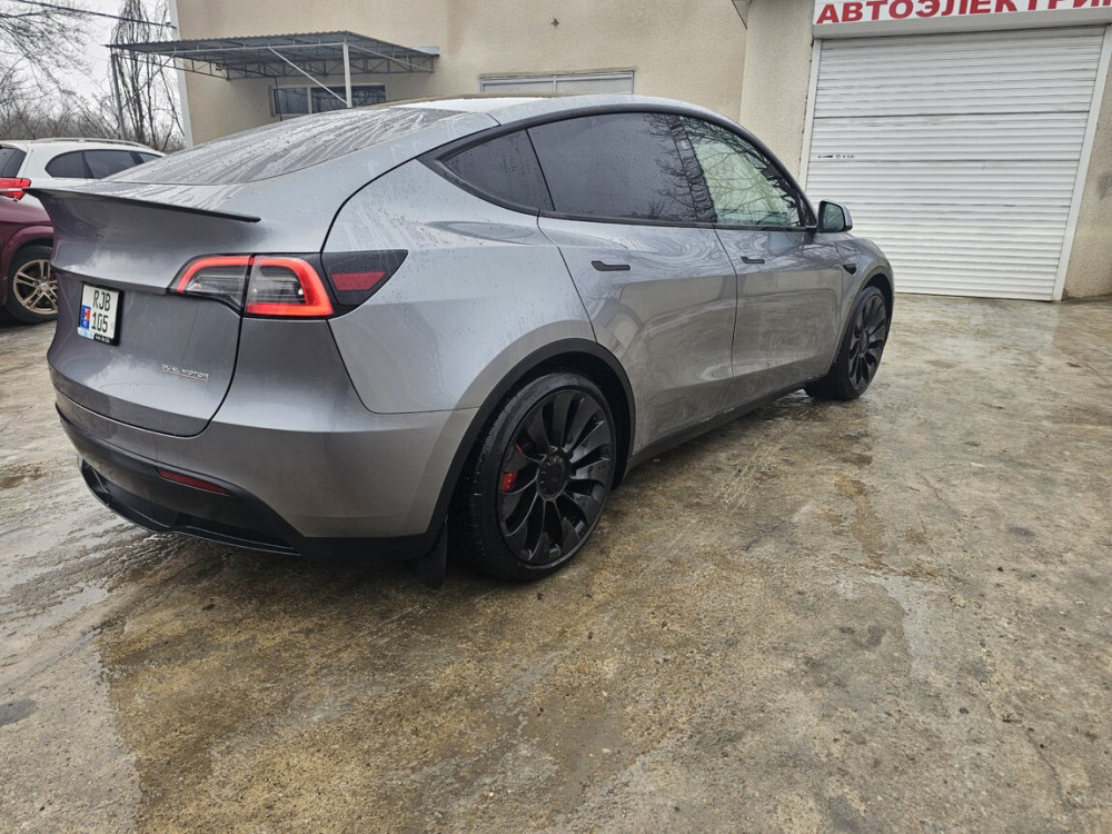 Tesla Model Y 2024 an Bender Bender - fotografie 7