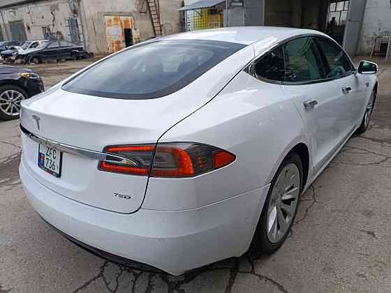 Tesla Model S 2016 an Bender Bender